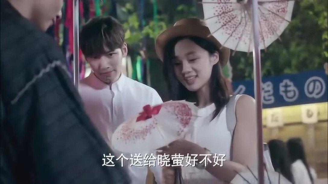 男孩得了奖状后一路展示 ，“奖状之大，小小书包装不下”